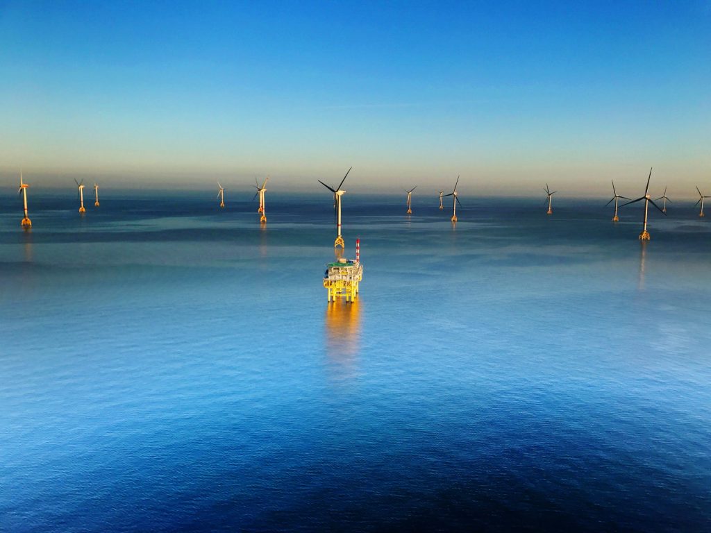 vue panoramique de la mer sur un ciel bleu clair min scaled.jpg